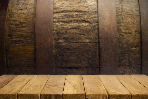 Mesa de madeira marrom vazio e fundo borrão de abstrato de luzes restaurantes as pessoas gostam de comer, pode ser usado para montagem ou exibir seus produtos — Fotografia de Stock