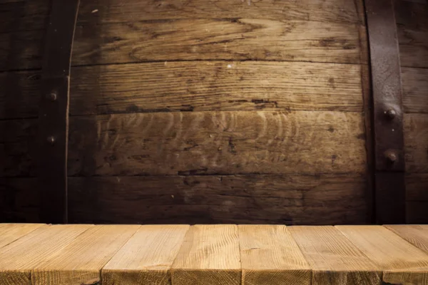 Table en bois brun vide et fond flou de l'abstrait des lumières resturantes que les gens aiment manger, peut être utilisé pour le montage ou afficher vos produits — Photo