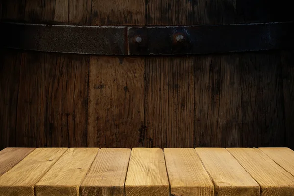 Пустой коричневый деревянный стол и размытый фон абстрактного ресторана огни люди наслаждаются едой, могут быть использованы для монтажа или отображения вашей продукции — стоковое фото