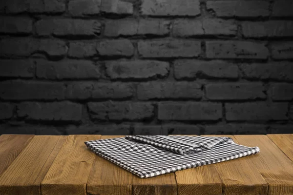 Leerer brauner Holztisch und verschwommener Hintergrund aus abstrakten Restaurantlichtern, die Menschen gerne essen, können für die Montage oder zur Anzeige Ihrer Produkte verwendet werden — Stockfoto