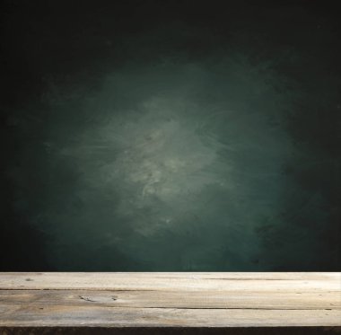 Tahta kahverengi tahıl dokusu, koyu duvar arkaplanı, ahşap masa manzarası.