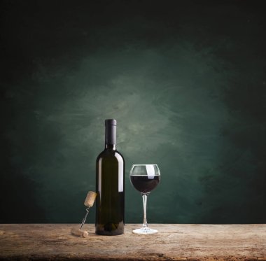 Tahta kahverengi tahıl dokusu, koyu duvar arkaplanı, ahşap masa manzarası.