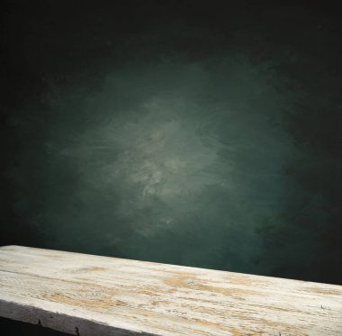 Tahta kahverengi tahıl dokusu, koyu duvar arkaplanı, ahşap masa manzarası.