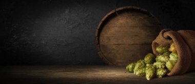 Eski meşe fıçı ahşap bir masaya. koyu arka plan bulanık.