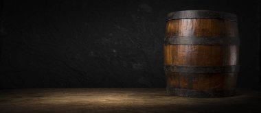 Ahşap bir fıçı ve desenli arka plan.