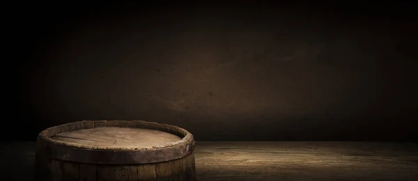 Wooden barrel on a table and textured background — Stock Photo, Image