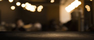 Ahşap bir fıçı ve desenli arka plan.