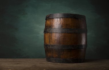 Ahşap bir fıçı ve desenli arka plan.