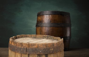 Ahşap bir fıçı ve desenli arka plan.