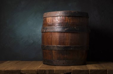 Pahalı şarap şişeleri toplama ve kiler, şarap tadımı ve üretim kavramı ahşap varil