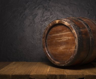 Pahalı şarap şişeleri toplama ve kiler, şarap tadımı ve üretim kavramı ahşap varil