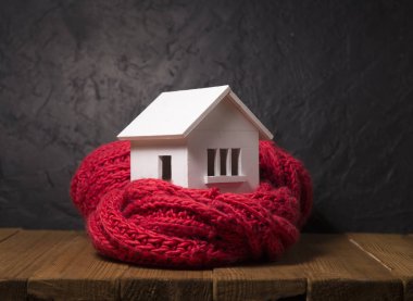 Kış - Isıtma sistemi kavramı ve bir ev örgü şapkası modeli ile soğuk karlı havalarda evde