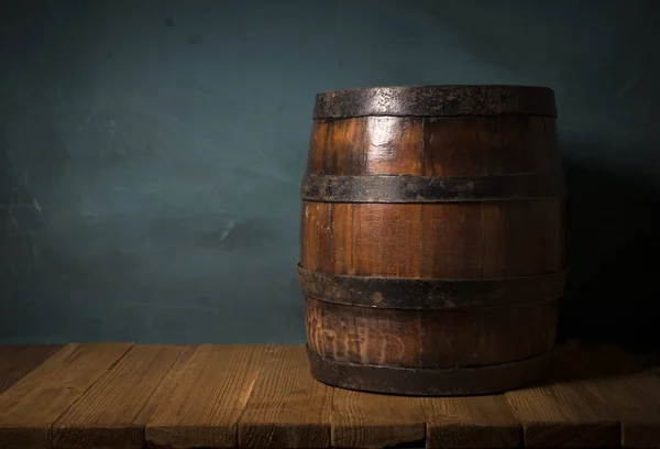 Coleção de garrafas de vinho caro e barril de madeira na adega, degustação de vinhos e conceito de produção — Fotografia de Stock