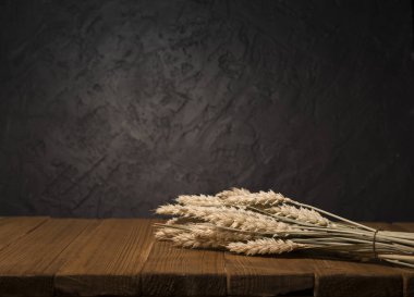 Cam bira hop koniler ve koyu ahşap arka plan buğday kulaklara. Bira bira kavramı. Bira arka plan. kopya alanı ile üstten görünüm