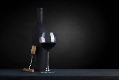 Pahalı şarap şişeleri toplama ve kiler, şarap tadımı ve üretim kavramı ahşap varil