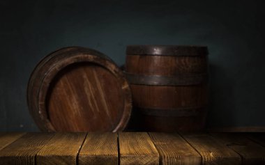 fıçının arka planı ve aşınmış eski ahşap masa