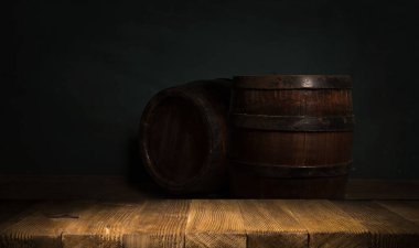 fıçının arka planı ve aşınmış eski ahşap masa