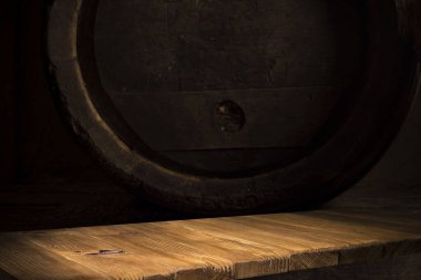 Resterant ışıkların soyut bulanık arkaplanının önündeki ahşap tablo resmi