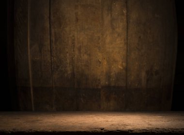 fıçının arka planı ve aşınmış eski ahşap masa