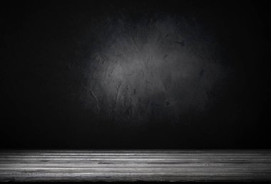 Seçili odak boş kahverengi ahşap masa ve duvar dokusu veya eski siyah tuğla duvar arkaplan bulanık görüntüsü. Fotomontaj ya da ürün gösterimi için