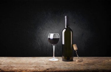 Pahalı şarap şişeleri toplama ve kiler, şarap tadımı ve üretim kavramı ahşap varil