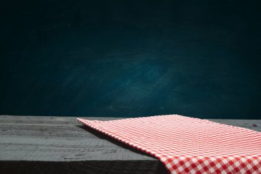 Ürün montaj ekranı için masa örtüsü olan boş tahta masa