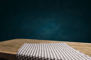 Ürün montaj ekranı için masa örtüsü olan boş tahta masa