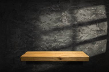 Doğal taştan masa ve gri duvar arkaplanı boş. Ürün gösterisi için