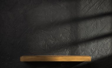 Doğal taştan masa ve gri duvar arkaplanı boş. Ürün gösterisi için