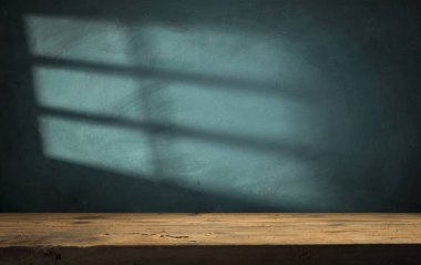 Doğal taştan masa ve gri duvar arkaplanı boş. Ürün gösterisi için