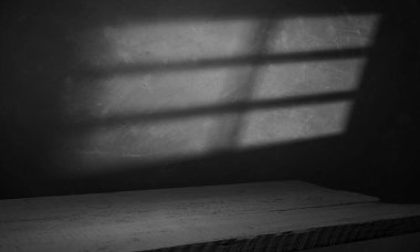 Doğal taştan masa ve gri duvar arkaplanı boş. Ürün gösterisi için