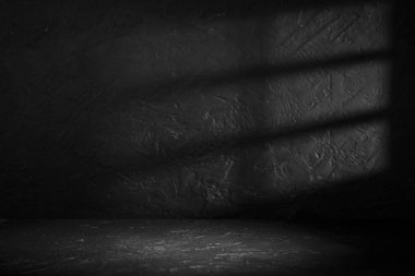 Doğal taştan masa ve gri duvar arkaplanı boş. Ürün gösterisi için