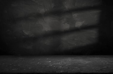 Doğal taştan masa ve gri duvar arkaplanı boş. Ürün gösterisi için