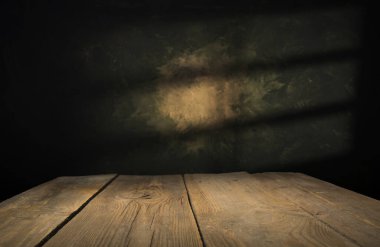 Doğal taştan masa ve gri duvar arkaplanı boş. Ürün gösterisi için