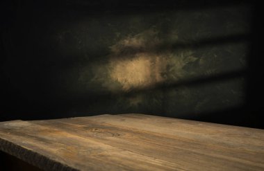 Doğal taştan masa ve gri duvar arkaplanı boş. Ürün gösterisi için