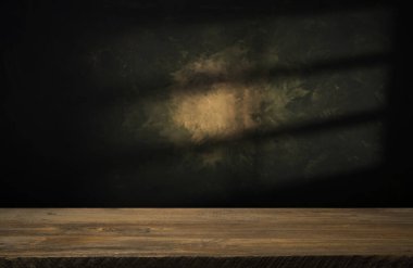 Doğal taştan masa ve gri duvar arkaplanı boş. Ürün gösterisi için