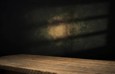 Doğal taştan masa ve gri duvar arkaplanı boş. Ürün gösterisi için