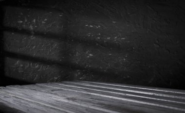 Doğal taştan masa ve gri duvar arkaplanı boş. Ürün gösterisi için