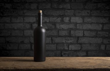 Ahşap zemine kırmızı şarap dökerek