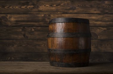 Kahverengi arka planda eski ahşap fıçı