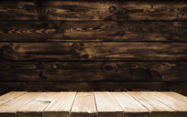 Bira fıçısı ve bira bardakları tahta bir masada. Koyu kahverengi arkaplan.