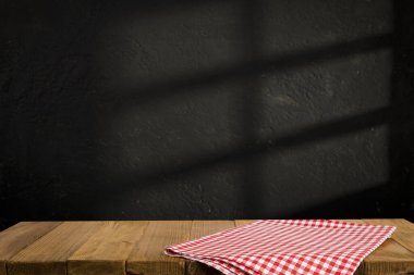 Doğal taştan masa ve gri duvar arkaplanı boş. Ürün gösterisi için