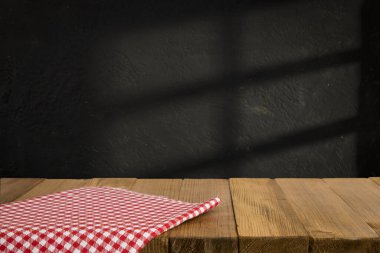 Doğal taştan masa ve gri duvar arkaplanı boş. Ürün gösterisi için