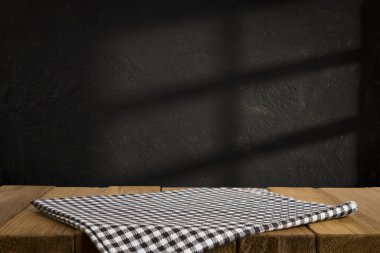 Doğal taştan masa ve gri duvar arkaplanı boş. Ürün gösterisi için