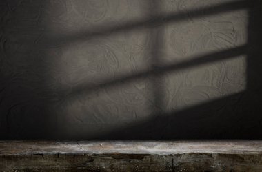 Doğal taştan masa ve gri duvar arkaplanı boş. Ürün gösterisi için