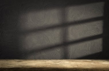 Doğal taştan masa ve gri duvar arkaplanı boş. Ürün gösterisi için