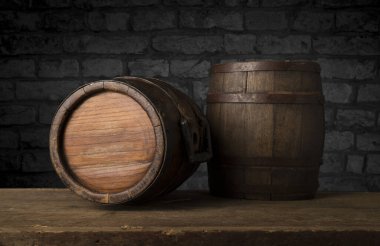 Doğal taştan masa ve gri duvar arkaplanı boş. Ürün gösterisi için