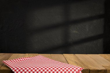 Doğal taştan masa ve gri duvar arkaplanı boş. Ürün gösterisi için