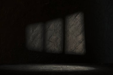 Karanlık oda arka planında bulanık beton duvar olan eski ahşap masa..