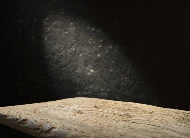 Karanlık oda arka planında bulanık beton duvar olan eski ahşap masa..